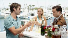 Gossip Girl - Chuck (Ed Westwick, r.) und Nate (Chace Crawford, l.) reisen nach Los Angeles und zusammen mit Serena (Blake Lively, M.) gehen sie auf eine Party in den Hollywood Hills, wo Nate auf eine attraktive ältere Dame trifft ... © Warner Bros. Television