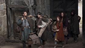 Auf der Suche nach einem neuen Auftrag landen (v.l.n.r.) Tom (Rufus Sewell), Alfred (Liam Garrigan), Martha (Skye Bennett), Ellen (Natalia Wörner) und ihr Sohn Jack (Eddie Redmayne) in der völlig verarmten Abtei von Kingsbridge ... © Egon Endrenyi Tandem Productions GmbH / Pillars Productions (Ontario) Inc. / Pillars Productions (Muse) Inc. All rights reserved.