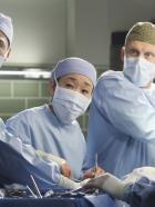 Grey's Anatomy - Die jungen Ärzte - Nach einem schrecklichen Unfall, kämpfen Jackson (Jesse Williams, l.), Cristina (Sandra Oh, 2.v.l.) und Owen (Kevin McKidd, 2.v.r.) um das Leben von Callie und ihrem ungeborenen Baby ... © ABC Studios