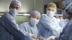 Grey's Anatomy - Die jungen Ärzte - Nach einem schrecklichen Unfall, kämpfen Jackson (Jesse Williams, l.), Cristina (Sandra Oh, 2.v.l.) und Owen (Kevin McKidd, 2.v.r.) um das Leben von Callie und ihrem ungeborenen Baby ... © ABC Studios