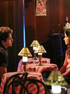 Make It or Break It - Um Kaylie (Josie Loren, r.) zu helfen, schlägt Damon (Johnny Pacar, l.) ihr vor, ihre Gedanken und Gefühle vielleicht auf Papier festzuhalten ... © 2010 Disney Enterprises, Inc. All rights reserved.