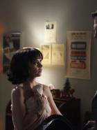 PAN AM - Mit Maggie (Christina Ricci, l.) als Verbündete hat sich Kapitän Jackson (Mark Blum, r.) eine eigenwillige und doch hilfreiche Partnerin gesucht ... © 2011 Sony Pictures Television Inc.  All Rights Reserved.