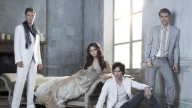 Vampire Diaries - (3. Staffel) - Stefan Salvatore (Paul Wesley, r.) hat sich Klaus (Joseph Morgan, l.) angeschlossen, der ihn dazu zwingt, wieder zu morden. Können Elena Gilbert (Nina Dobrev, 2.v.l.) und Damon Salvatore (Ian Somerhalder, 2.v.r.) ihn aus dieser Lage befreien? © Warner Brothers