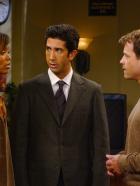 Friends - Ross (David Schwimmer, M.) muss bei Charlies (Aisha Tyler, l.) Ex-Freund Dr. Hobart (Greg Kinnear, r.) eine Prüfung bestehen um ein Forschungsstipendium zu erhalten, doch dieser stellt ihn vor ein Ultimatum ... © 2003 Warner Brothers International Television