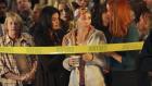 Desperate Housewives - Während sich die Nachwirkungen des Tornados offenbaren, versuchen McCluskeys (Kathryn Joosten, l.), Susan (Teri Hatcher, 2.v.l.), Edie (Nicolette Sheridan, M.), Lynette (Felicity Huffman, 2.v.r.) und Bree (Marcia Cross, r.), ihr Leben wieder aufzubauen ... © ABC Studios