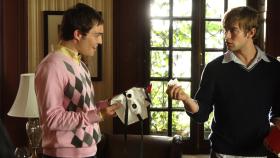 Gossip Girl - Die zwei Freunde Nate (Chace Crawford, r.) und Chuck (Ed Westwick, l.) lassen sich den Ball natürlich nicht entgehen. Fehlt nur noch das passende Kostüm ... © Warner Brothers Gossip Girl - Die zwei Freunde Nate (Chace Crawford, r.) und Chuck (Ed Westwick, l.) lassen sich den Ball natürlich nicht entgehen. Fehlt nur noch das passende Kostüm ... © Warner Brothers