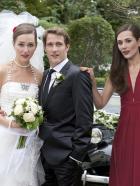 Im Brautkleid meiner Schwester - Eigentlich wollte Sophie (Alissa Jung, r.) David (David Rott, M.) heiraten, doch dann steht Sina (Alissa Jung; l.) mit ihm vor dem Traualtar. Weiß David von dem Rollentausch? © Stephan Rabold SAT.1