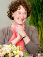 Julie & Julia - Julia Child (Meryl Streep) zieht im Jahr 1949 von Amerika nach Paris. Gelangweilt von ihrem Hausfrauendasein sucht sie sich eine Aufgabe und fasst einen aberwitzigen Plan ... © 2009 Columbia Pictures Industries, Inc. All Rights Reserved.