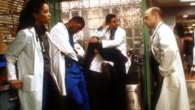 Dr. Romano (Paul McCrane, r.) maßregelt Benton (Eriq La Salle, 2.v.l.) und Cleo (Michael Michele, l.), weil sie das Leben eines Patienten gefährdet haben. © TM+ 2000 WARNER BROS. Dr. Romano (Paul McCrane, r.) maßregelt Benton (Eriq La Salle, 2.v.l.) und Cleo (Michael Michele, l.), weil sie das Leben eines Patienten gefährdet haben. © TM+ 2000 WARNER BROS.