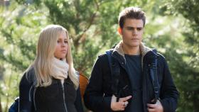 Eine erstaunliche Entdeckung treibt das neue Team Rebekah (Claire Holt, l.) und Stefan (Paul Wesley, r.) immer weiter auseinander, denn das Vertrauen schwindet schnell. © Warner Brothers