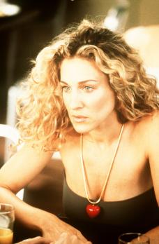 Sex and the City - Auf Carries (Sarah Jessica Parker) Anraten hin bedient sich Charlotte eines kleinen Tricks, um heimlich herauszufinden, ob Treys Impotenz physische oder psychische Ursachen hat ... © Paramount Pictures