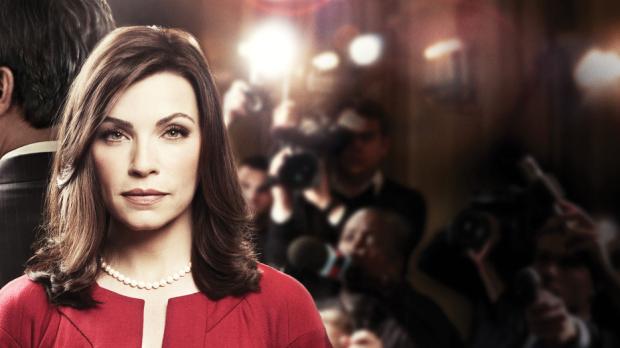 Good Wife - (1. Staffel) - Als der Generalstaatsanwalt Peter Florrick (Chris Noth, l.) aufgrund einer Sex-Affäre und politischer Korruption ins Gefängnis muss, übernimmt seine Ehefrau Alicia (Julianna Margulies, r.) die finanzielle Verantwortung für die Familie. Sie tritt nach 13 Jahren Muttersein wieder ins Berufsleben ein und fängt als Strafverteidigerin in einer prestigeträchtigen Chicagoer Anwaltsfirma an ... © CBS Studios Inc. All Rights Reserved.