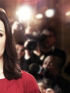 Good Wife - (1. Staffel) - Als der Generalstaatsanwalt Peter Florrick (Chris Noth, l.) aufgrund einer Sex-Affäre und politischer Korruption ins Gefängnis muss, übernimmt seine Ehefrau Alicia (Julianna Margulies, r.) die finanzielle Verantwortung für die Familie. Sie tritt nach 13 Jahren Muttersein wieder ins Berufsleben ein und fängt als Strafverteidigerin in einer prestigeträchtigen Chicagoer Anwaltsfirma an ... © CBS Studios Inc. All Rights Reserved.