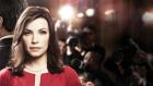 (1. Staffel) - Als der Generalstaatsanwalt Peter Florrick (Chris Noth, l.) aufgrund einer Sex-Affäre und politischer Korruption ins Gefängnis muss, übernimmt seine Ehefrau Alicia (Julianna Margulies, r.) die finanzielle Verantwortung für die Familie. Sie tritt nach 13 Jahren Muttersein wieder ins Berufsleben ein und fängt als Strafverteidigerin in einer prestigeträchtigen Chicagoer Anwaltsfirma an ... © CBS Studios Inc. All Rights Reserved.