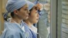 Grey's Anatomy - Die jungen Ärzte - Von einer seltsamen Vorahnung geplagt, will Meredith (Ellen Pompeo, l.) nicht zur Arbeit gehen, doch Cristina (Sandra Oh, r.) lässt dies nicht zu und schleppt sie ins Krankenhaus ... © Touchstone Television