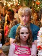Summerland Beach - Die alljährliche Party endet teilweise als Therapiestunde: Nikki (Kay Panabaker, M.), Johnny (Shawn Christian, r.), Bradin (Jesse McCartney, hinten) und Ava (Lori Loughlin, l.) ... © CBS Television
