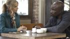Ringer - Das seltsame Verhalten von Charlie lässt Malcolm (Mike Colter, r.) misstrauisch werden und er erzählt Bridget (Sarah Michelle Gellar, l.) von seinen Bedenken ... © 2011 THE CW NETWORK, LLC. ALL RIGHTS RESERVED