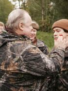 Grey's Anatomy - Die jungen Ärzte - Thanksgiving steht vor der Tür: George (T.R. Knight, r.) wird von seinem Vater (George Dzundza, 2.v.l.) und seinen zwei Brüdern (Greg Pitts, 2.v.r und Tim Griffin, l.) zur alljährlichen O'Malley-Truthahn-Jagd abgeholt - und sie wollen ihn erst zurückbringen, wenn George seinen ersten Vogel geschossen hat ... © Touchstone Television