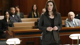 Good Wife - Als der Generalstaatsanwalt Peter Florrick aufgrund einer Sex-Affäre und politischer Korruption ins Gefängnis muss, übernimmt seine Ehefrau Alicia (Julianna Margulies) die finanzielle Verantwortung für die Familie. Sie tritt nach 13 Jahren Muttersein wieder ins Berufsleben ein und fängt als Strafverteidigerin in einer prestigeträchtigen Chicagoer Anwaltsfirma an ... © CBS Studios Inc. All Rights Reserved. Good Wife - Als der Generalstaatsanwalt Peter Florrick aufgrund einer Sex-Affäre und politischer Korruption ins Gefängnis muss, übernimmt seine Ehefrau Alicia (Julianna Margulies) die finanzielle Verantwortung für die Familie. Sie tritt nach 13 Jahren Muttersein wieder ins Berufsleben ein und fängt als Strafverteidigerin in einer prestigeträchtigen Chicagoer Anwaltsfirma an ... © CBS Studios Inc. All Rights Reserved.