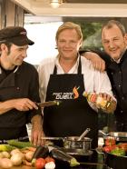 Das Fast Food-Duell - Spitzenkoch gegen Lieferservice - Sie sind schneller, günstiger und vor allem besser als jeder Lieferservice: Das wollen die Spitzenköche Ole Plogstedt (l.), Björn Freitag (M.) und Frank Rosin (r.) beweisen ... © kabel eins