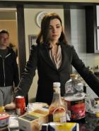 Good Wife - Owen Cavanaugh (Dallas Roberts, r.) macht sich Sorgen um seine Schwester Alicia (Julianna Margulies, r.), die sich von Peter scheiden lassen will ... © CBS Broadcasting Inc. All Rights Reserved