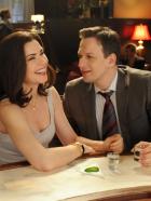Good Wife - Will (Josh Charles, r.) und Alicia (Julianna Margulies, l.) amüsieren sich in einer Bar ... © CBS Broadcasting Inc. All Rights Reserved
