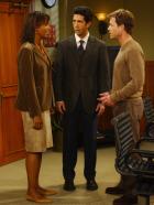 Friends - Ausgerechnet bei Charlies (Aisha Tyler, l.) Ex-Freund Dr. Hobart (Greg Kinnear, r.), muss Ross (David Schwimmer, M.) eine Prüfung bestehen um ein Forschungsstipendium zu kriegen. Doch dies erweist sich als sehr schwierig ... © 2003 Warner Brothers International Television
