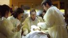 Dr. Susan Lewis (Sherry Stringfield, M.) hat einen schlechten Tag. Dr. Kovac (Goran Visnjic, r.) und Dr. Chen (Ming-Na Wen, l.) müssen ihr unter die Arme greifen. © TM+  2000 WARNER BROS.