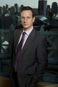 Good Wife - (1. Staffel) - Seine neue Mitarbeiterin muss ihn erst noch überzeugen: Anwalt Will Gardner (Josh Charles) ... © CBS Studios Inc. All Rights Reserved.