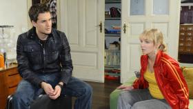 Hat ihre Ehe noch eine Chance? Lars (Alexander Klaws, l.) und Lily (Jil Funke, r.) ... © Oliver Ziebe SAT.1 Hat ihre Ehe noch eine Chance? Lars (Alexander Klaws, l.) und Lily (Jil Funke, r.) ... © Oliver Ziebe SAT.1