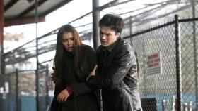 Vampire Diaries - Nachdem er Kol zur Strecke gebracht hat, kümmert sich Damon (Ian Somerhalder, r.) um Elena (Nina Dobrev, l.), der der Schreck über den plötzlichen Angriff noch immer in allen Knochen sitzt ... © Warner Brothers