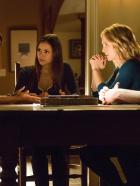 Vampire Diaries - Die Diskussion über das Wiederwecken von Toten sorgt bei Bonnie (Kat Graham, l.), Elena (Nina Dobrev, 2.v.l.), Caroline (Candice Accola, 2.v.r.) und Matt (Zach Roerig, r.) für Unstimmigkeiten, die die Gruppe teilen ... © Warner Brothers