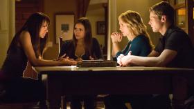 Die Diskussion über das Wiederwecken von Toten sorgt bei Bonnie (Kat Graham, l.), Elena (Nina Dobrev, 2.v.l.), Caroline (Candice Accola, 2.v.r.) und Matt (Zach Roerig, r.) für Unstimmigkeiten, die die Gruppe teilen ... © Warner Brothers