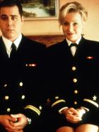 J.A.G. - Im Auftrag der Ehre - Bud Roberts (Patrick Labyorteaux, l.) ist angesichts einer gemeinsamen Nacht mit Ensign Harriet Sims (Karri Turner, r.) etwas mulmig zumute. © CBS Television
