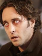 Moonlight - Auf der Suche nach seiner Frau, die aus dem Krankenhaus verschwunden ist, muss Mick (Alex O'Loughlin) viele Umwege in Kauf nehmen. Hinzu kommt, dass Beth seit dem Tod von Josh immer noch kein Wort mit ihm spricht ... © Warner Brothers