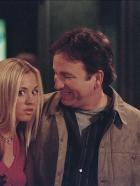 Meine wilden Töchter - Immer wieder setzt Bridget (Kaley Cuoco, l.) ihrem Vater Paul (John Ritter, r.) gewaltig zu. Der genervte Vater versteht die Welt nicht mehr ... © ABC, Inc.