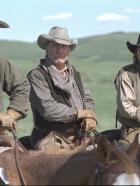 Open Range - Weites Land - Boss Spearman (Robert Duvall, M.), Charlie Waite (Kevin Costner, l.), Mose und der sechzehnjährige Button (Diego Luna, r.) ziehen mit ihrer Vieherde von einem Grasland zum anderen. Frei und ungebunden genießen die vier Cowboys die Weiten des amerikanischen Westens ... © Touchstone Pictures