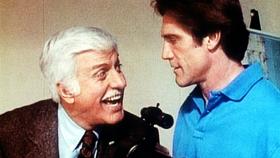 Dr. Sloan (Dick Van Dyke, l.) interessiert sich dafür, wie sein Sohn Steve (Barry Van Dyke, r.) einen Verdächtigen observiert. © Viacom Dr. Sloan (Dick Van Dyke, l.) interessiert sich dafür, wie sein Sohn Steve (Barry Van Dyke, r.) einen Verdächtigen observiert. © Viacom