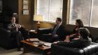 Good Wife - Will Gardner (Josh Charles, 2.v.l.), Alicia Florrick (Julianna Margulies, 2.v.r.) und Louis Canning (Michael J. Fox, r.) besprechen mit Richter Abernathy (Denis O'Hare, l.) den aktuellen Fall. © CBS   2011 CBS Broadcasting Inc. All Rights Reserved.