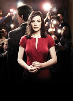 Good Wife - (1. Staffel) - Als ihr Ehemann, der ehemalige Generalstaatsanwalt Peter Florrick (Chris Noth, l.), wegen einer Sex-Affäre und politischer Korruption hinter Gittern landet, verdrängt Alicia Florrick (Julianna Margulies, r.) den Treuebruch und die öffentlichen Demütigungen, und heuert als Strafverteidigerin in einer renommierten Chicagoer Anwaltsfirma an ... © CBS Studios Inc. All Rights Reserved.