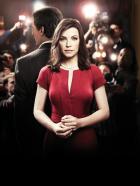 Good Wife - (1. Staffel) - Als ihr Ehemann, der ehemalige Generalstaatsanwalt Peter Florrick (Chris Noth, l.), wegen einer Sex-Affäre und politischer Korruption hinter Gittern landet, verdrängt Alicia Florrick (Julianna Margulies, r.) den Treuebruch und die öffentlichen Demütigungen, und heuert als Strafverteidigerin in einer renommierten Chicagoer Anwaltsfirma an ... © CBS Studios Inc. All Rights Reserved.