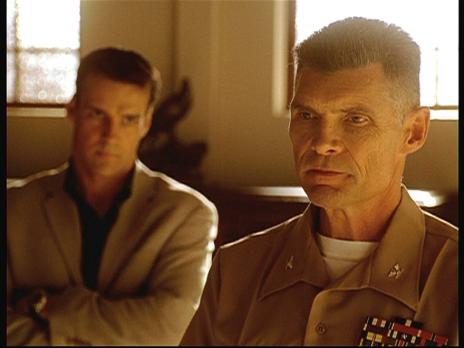 J.A.G. - Im Auftrag der Ehre - Harm Rabb (David James Elliott, l.) beim Verhör von Colonel Dunston. © CBS Television