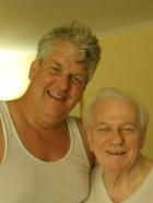 Rescue Me - Tommys Vater (Charles Durning, r.) und sein Onkel (Lenny Clarke, l.) machen sich einen netten Abend mit leichtlebigen Mädels ... © 2004 Sony Pictures Television Inc. All Rights Reserved.