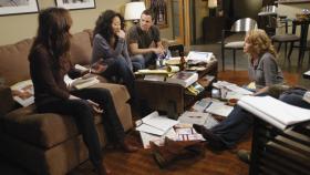 Grey's Anatomy - Die jungen Ärzte - Treffen sich zum Lernen für ihre Abschlussprüfungen: Meredith (Ellen Pompeo, l.), Cristina (Sandra Oh, 2.v.l.), Alex (Justin Chambers, 2.v.r.) und Izzie (Katherine Heigl, r.) ... © Touchstone Television Grey's Anatomy - Die jungen Ärzte - Treffen sich zum Lernen für ihre Abschlussprüfungen: Meredith (Ellen Pompeo, l.), Cristina (Sandra Oh, 2.v.l.), Alex (Justin Chambers, 2.v.r.) und Izzie (Katherine Heigl, r.) ... © Touchstone Television