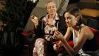 90210 - Silver (Jessica Stroup, r.) kümmert sich liebevoll um ihre kranke Mutter. Hoffentlich wächst ihr der doppelte Stress nicht über den Kopf... © TM &   CBS Studios Inc. All Rights Reserved