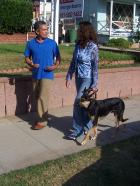 Der Hundeflüsterer - Sonny der Schäferhundmischling verhält sich Fremden gegenüber äußerst aggressiv. Ein Fall für den Hundeflüsterer Cesar Millan (l.) ... © Rive Gauche Intern. Television