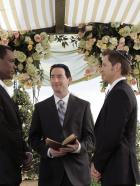 Privileged - Der Rabbi (James Silverman, M.) traut einen überglücklichen Marco (Allan Louis, l.) und seine langjährige Liebe Keith (David Monahan, r.) ... © Warner Bros. Television