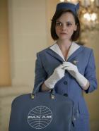 PAN AM - Nur ausnahmsweise steigt die rebellische Maggie Ryan (Christina Ricci) mit der ordnungsgemäßen Uniform an Bord ... © 2011 Sony Pictures Television Inc.  All Rights Reserved.