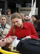 Anna und die Liebe - Anna (Jeanette Biedermann, l.) und Katja (Karolina Lodyga, r.) müssen zusehen, wie Jonas (Roy Peter Link, M.) mit Blaulicht ins Krankenhaus gebracht wird. © Claudius Pflug Sat.1