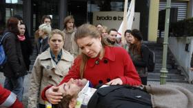 Anna (Jeanette Biedermann, l.) und Katja (Karolina Lodyga, r.) müssen zusehen, wie Jonas (Roy Peter Link, M.) mit Blaulicht ins Krankenhaus gebracht wird. © Claudius Pflug Sat.1 Anna (Jeanette Biedermann, l.) und Katja (Karolina Lodyga, r.) müssen zusehen, wie Jonas (Roy Peter Link, M.) mit Blaulicht ins Krankenhaus gebracht wird. © Claudius Pflug Sat.1